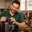 Krist Heis prüft eine Espressomühle in der Werkstatt